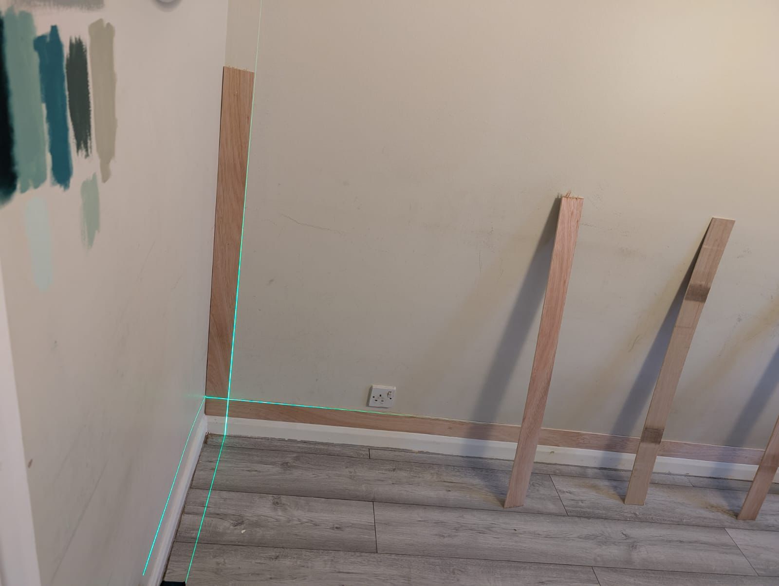 Wall panelling installation with laser level